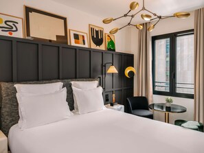 A modern hotel room with a large bed, a desk, a chair, and a window with curtains. - Marty Hotel Bordeaux, Tapestry Collection by Hilton (Bordeaux)