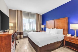 ألحفة محشوة بالريش ومكتب ومساحة عمل للكمبيوتر المحمول وستائر تعتيم