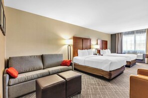 ألحفة محشوة بالريش ومكتب ومساحة عمل للكمبيوتر المحمول وستائر تعتيم