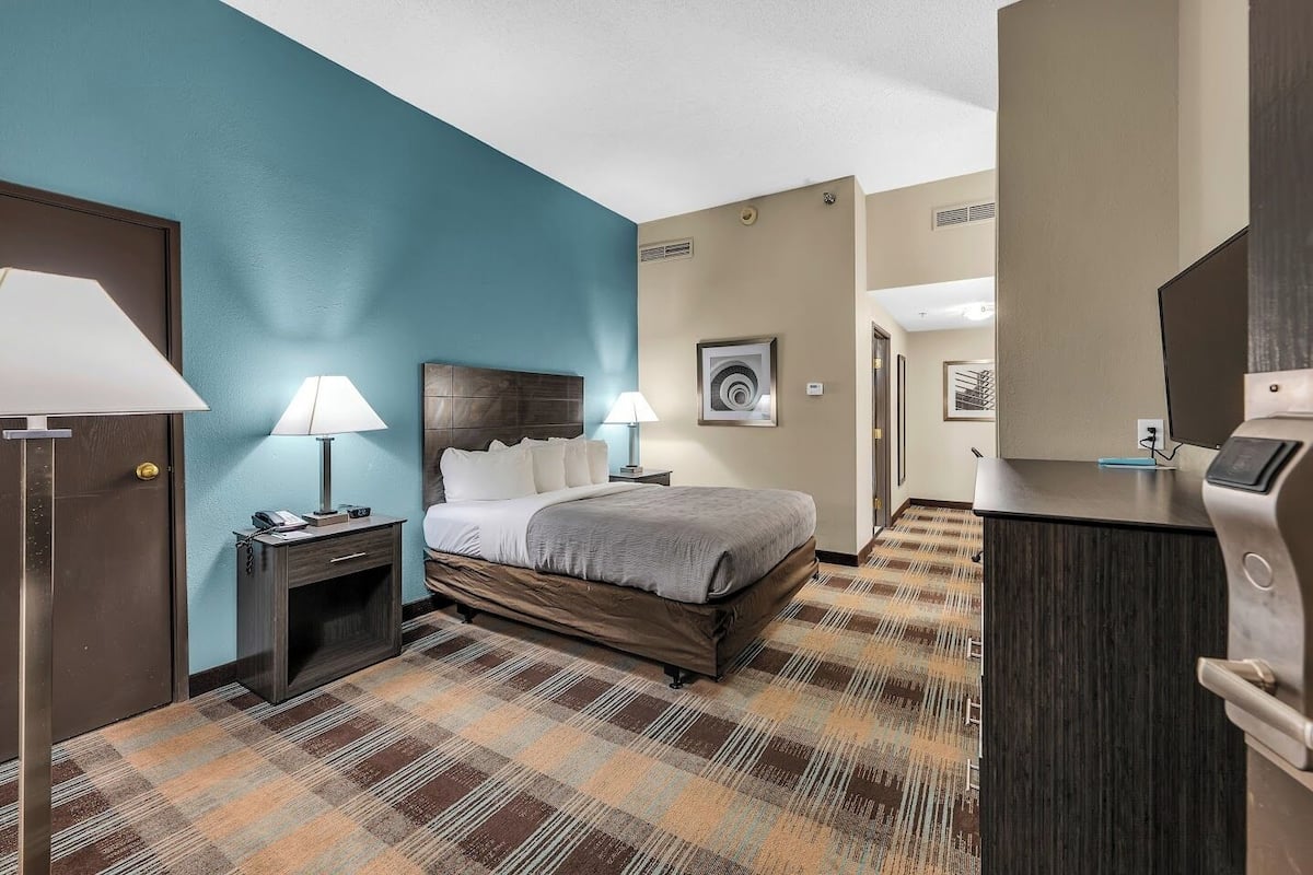 Zimmer, 1 Queen-Bett, barrierefrei, Nichtraucher | Kostenloses WLAN, Bettwäsche