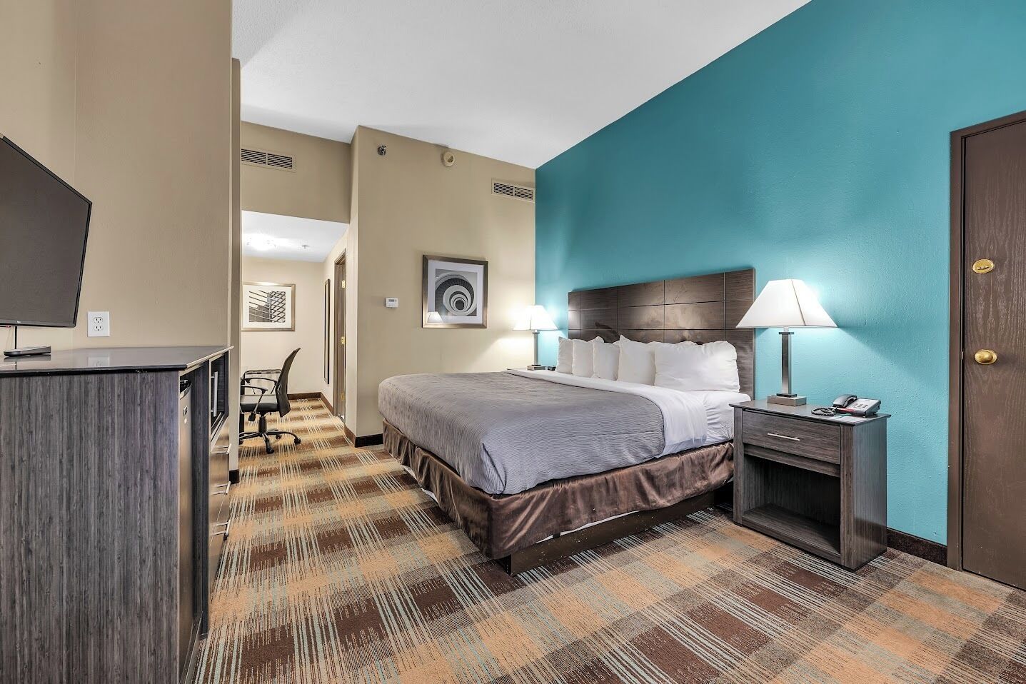 Standard Room, 1 King Bed, Non Smoking | Free WiFi, bed sheets