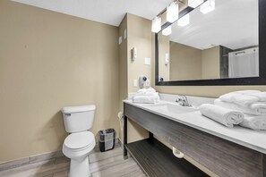 Combined shower/tub, free toiletries, hair dryer