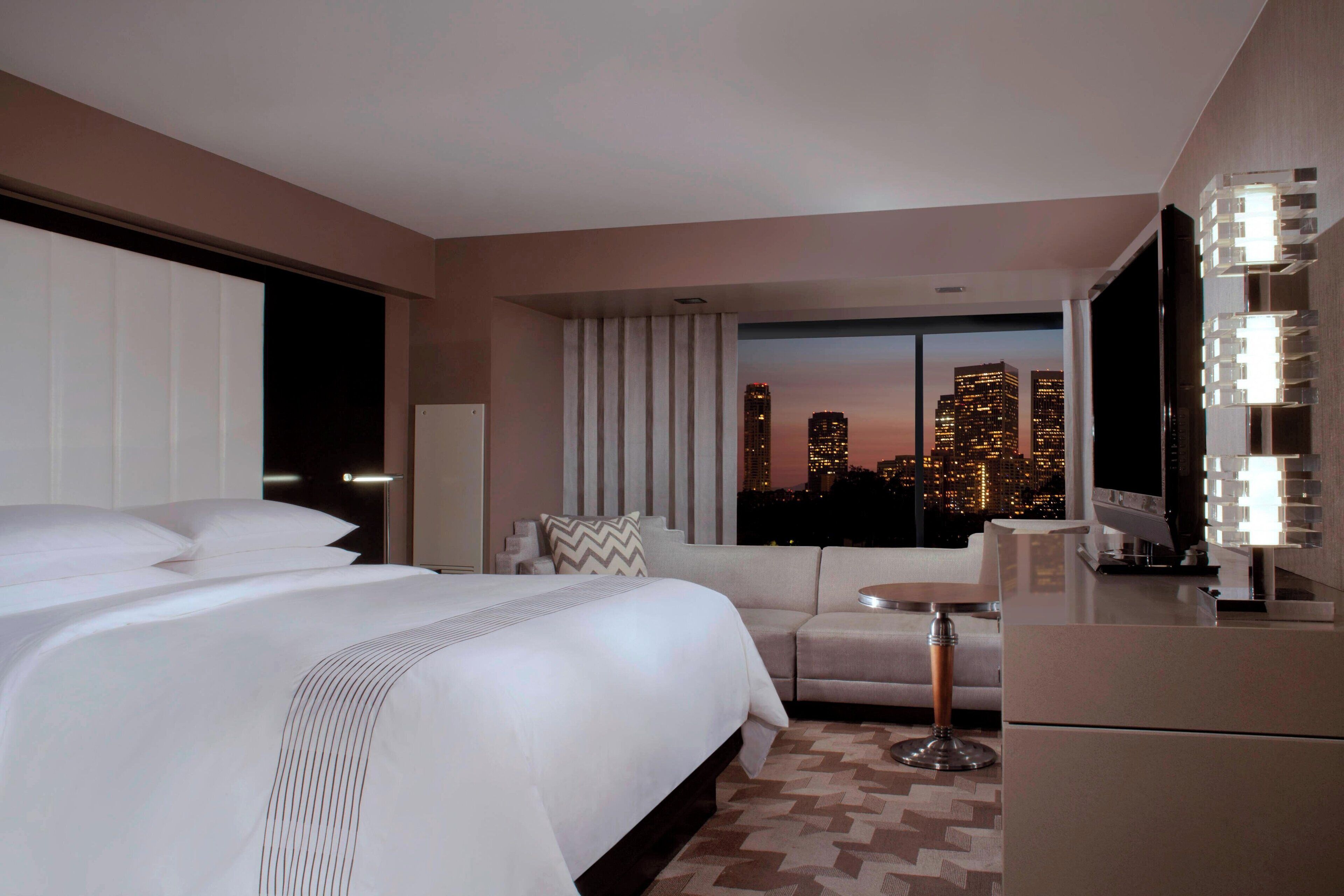 高档床上用品、加厚床垫、客房内保险箱、办公桌