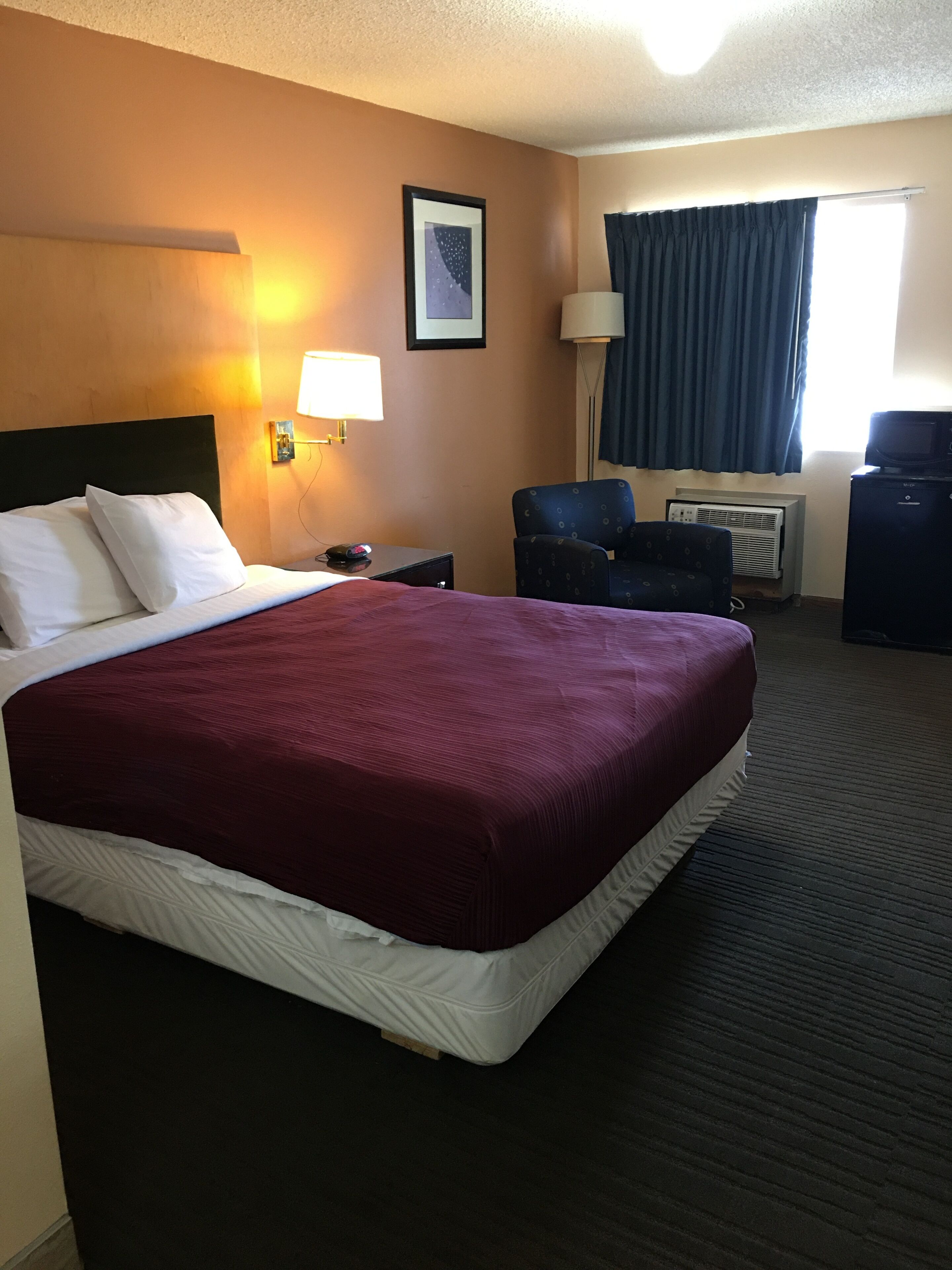 Standard Room, 1 Queen Bed, Non Smoking | Individually decorated, individually furnished, desk, blackout drapes