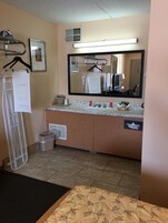 Standard Room, 1 Queen Bed, Non Smoking | Bathroom sink