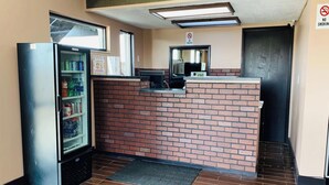 Reception - Economy Inn by Holland (Holland)