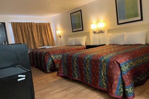 Rum - 2 queensize-sängar | Skrivbord, gratis wi-fi, sängkläder och väckarklockor