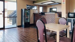 Lobby - Economy Inn by Holland (Holland)