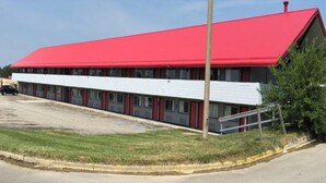 Property entrance - Economy Inn by Holland (Holland)