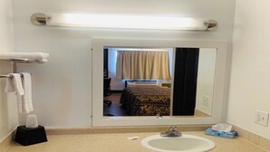 Bathroom - Economy Inn by Holland (Holland)