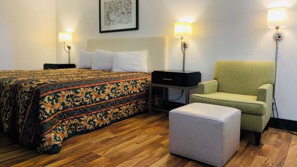 Room, 1 King Bed - Economy Inn by Holland (Holland)