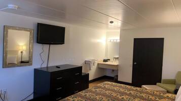 Room, 1 Queen Bed | Desk, free WiFi, bed sheets, alarm clocks