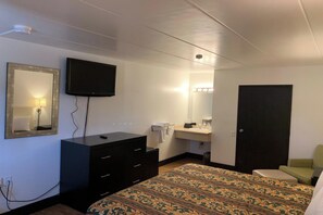 Habitación, 1 cama Queen size | 1 habitación, escritorio, wifi gratis y ropa de cama 