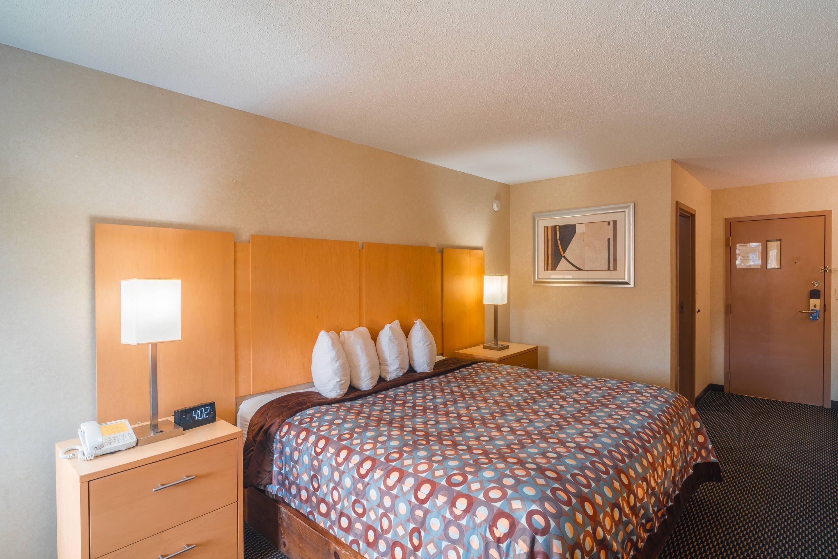 Standard Room, 1 King Bed, Non Smoking | Rollaway beds, free WiFi, bed sheets