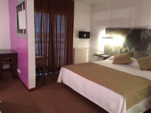 Superior Room | 1 bedroom, minibar, in-room safe, desk