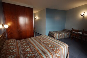 Triple Room | 1 bedroom, minibar, in-room safe, desk - Hotel Folch (Sant Julia de Loria)
