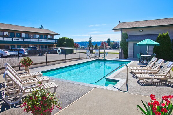 Seasonal outdoor pool, pool loungers