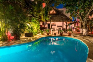 Piscina externa, funciona das 8h às 20h, guarda-sóis, espreguiçadeiras