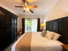 Ropa de cama de alta calidad y caja de seguridad en la habitación 