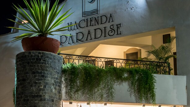 A hotel entrance with a sign reading "Hacienda Paradise." - Hotel Hacienda Paradise (Playa del Carmen)