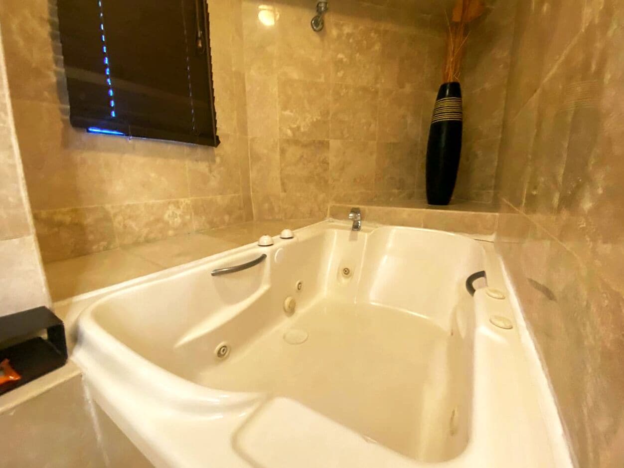 deluxe room | bathroom | shower, rainfall showerhead, free toiletries, hair dryer