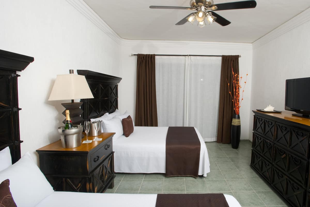 Premium bedding, in-room safe, individually decorated