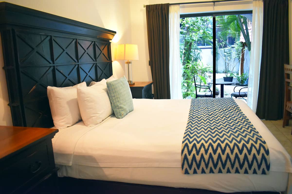 Room, Poolside | Peralatan tempat tidur premium, peti besi dalam bilik