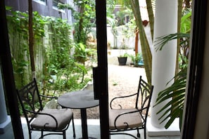 Chambre, en bord de piscine | Literie de qualité supérieure, coffres-forts dans les chambres