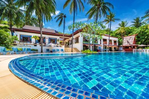 Sisäuima-allas, ulkouima-allas, aurinkovarjoja, aurinkotuoleja