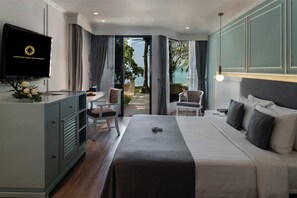 Panwa Beachfront | Minibaari, tallelokero huoneessa, työpöytä, pimennysverhot