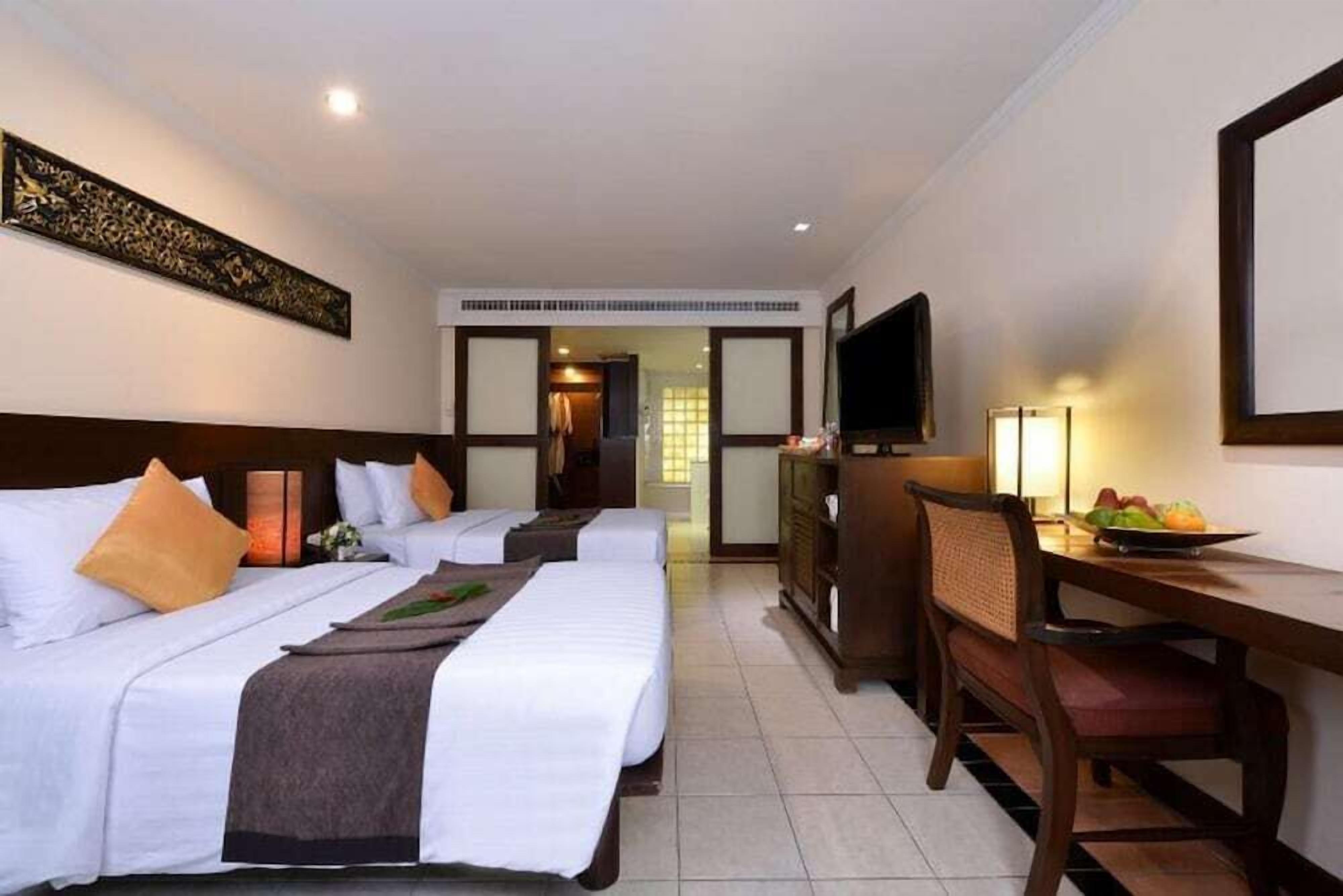 Minibar, safe på rommet, skrivebord og blendingsgardiner