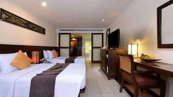 Minibar, safe på rommet, skrivebord og blendingsgardiner