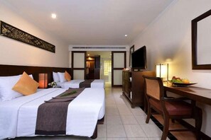 Minibaari, tallelokero huoneessa, työpöytä, pimennysverhot