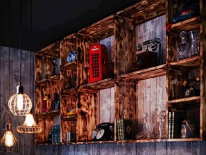 Breakfast and lunch served, international cuisine