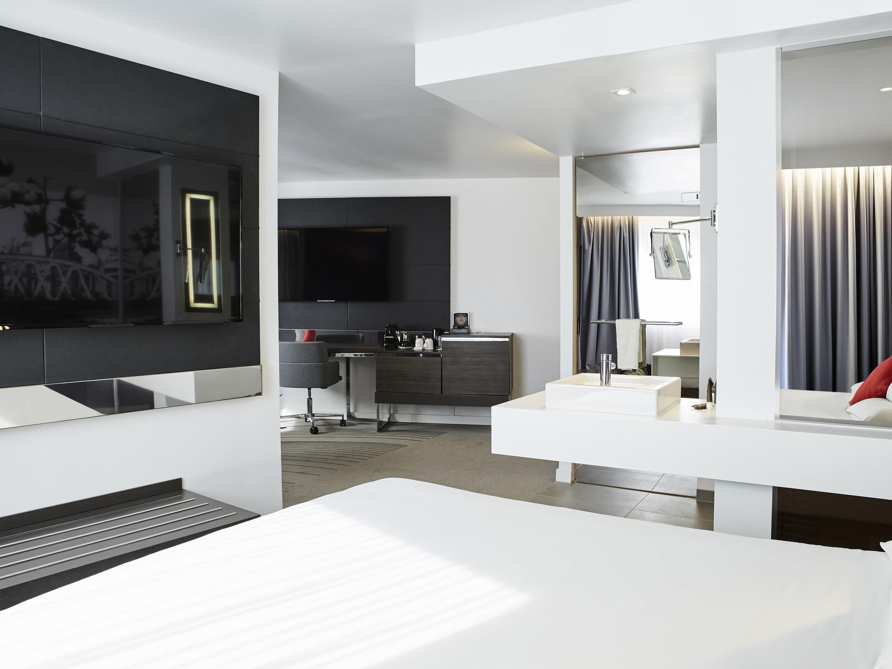 Suite – junior, 1 dobbeltseng | 1 soverom, safe på rommet, skrivebord og skrivebord for bærbar PC