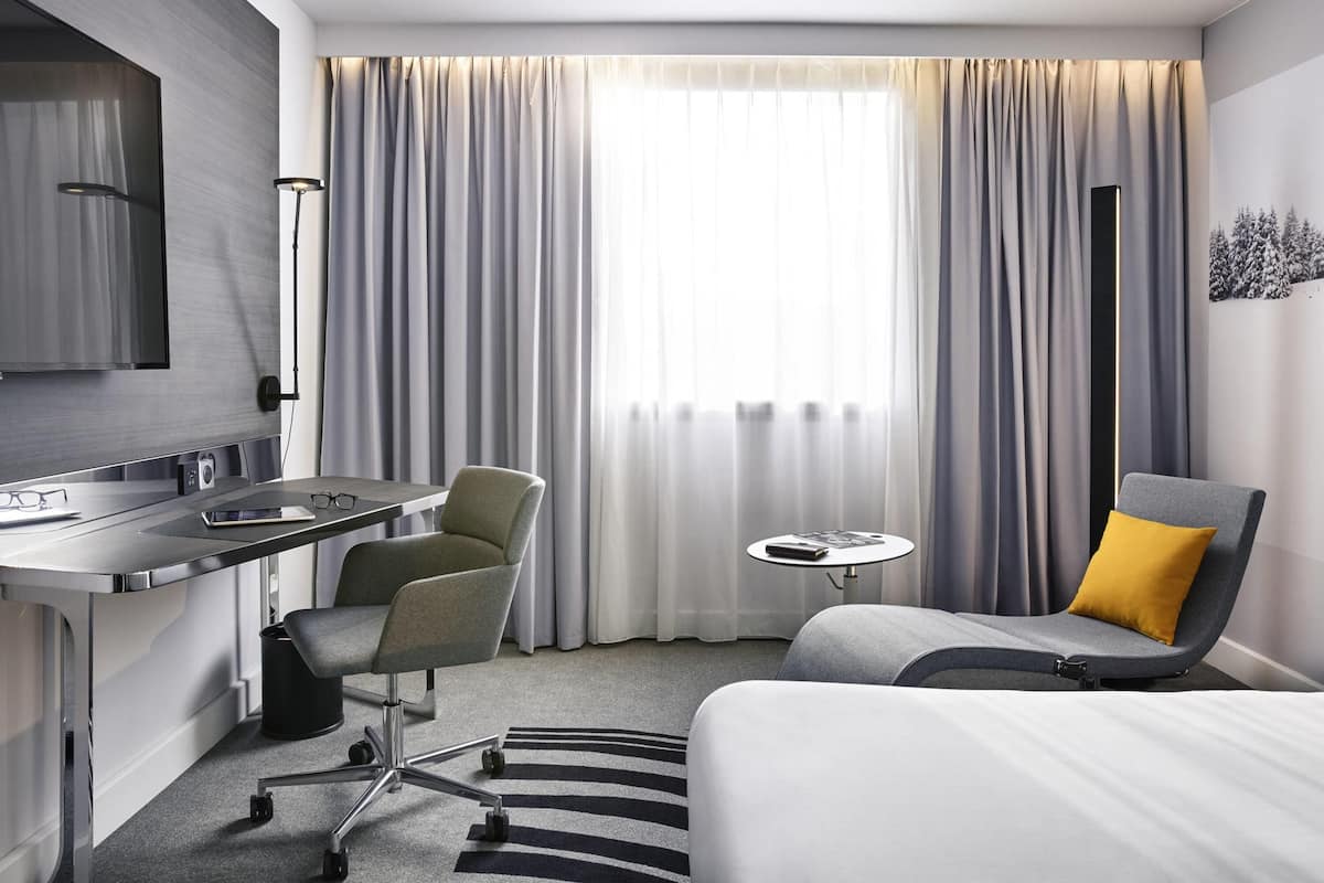 Executive-rum - 1 queensize-säng | 1 sovrum, värdeförvaringsskåp på rummet och skrivbord