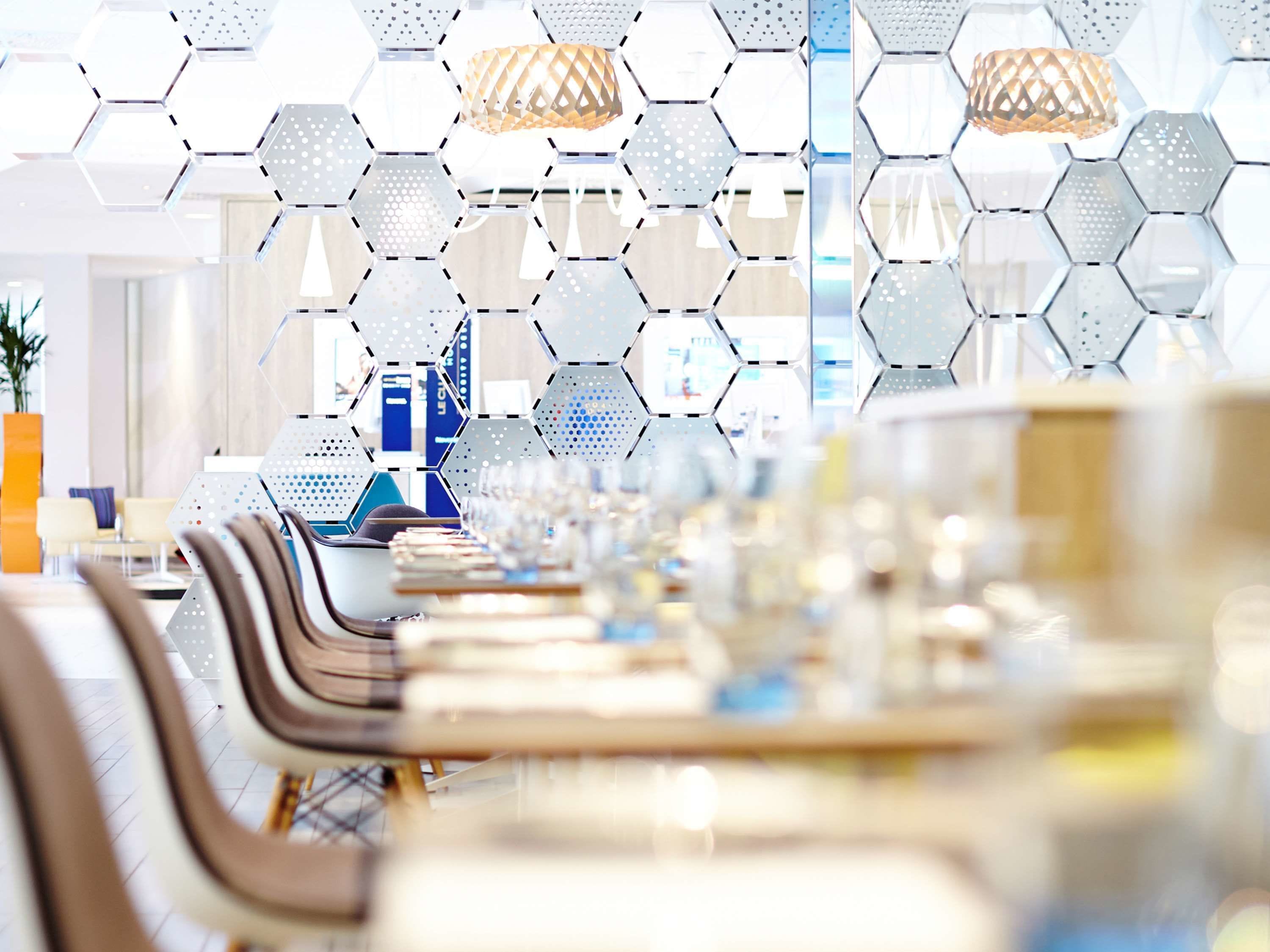 供應早餐和午餐，國際料理