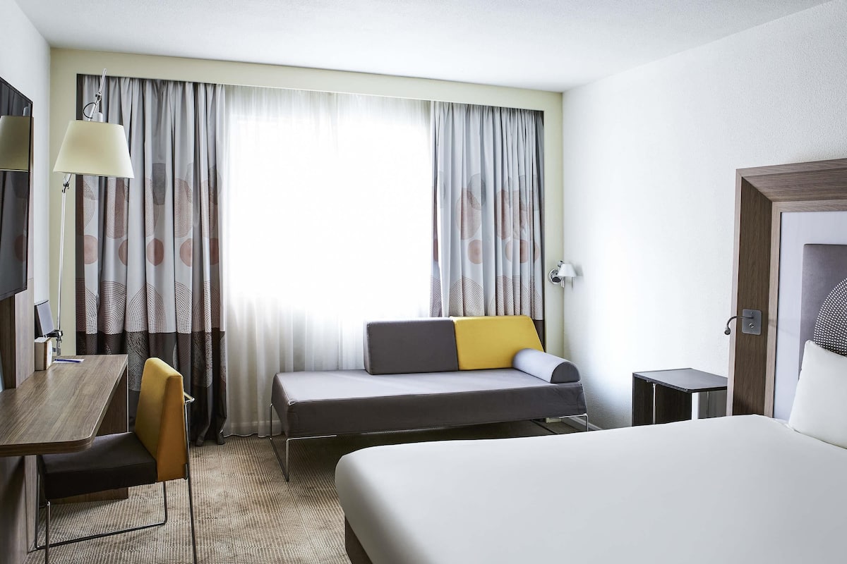 Executive Room, 1 Queen Bed | 1 bedroom, in-room safe, desk, laptop workspace