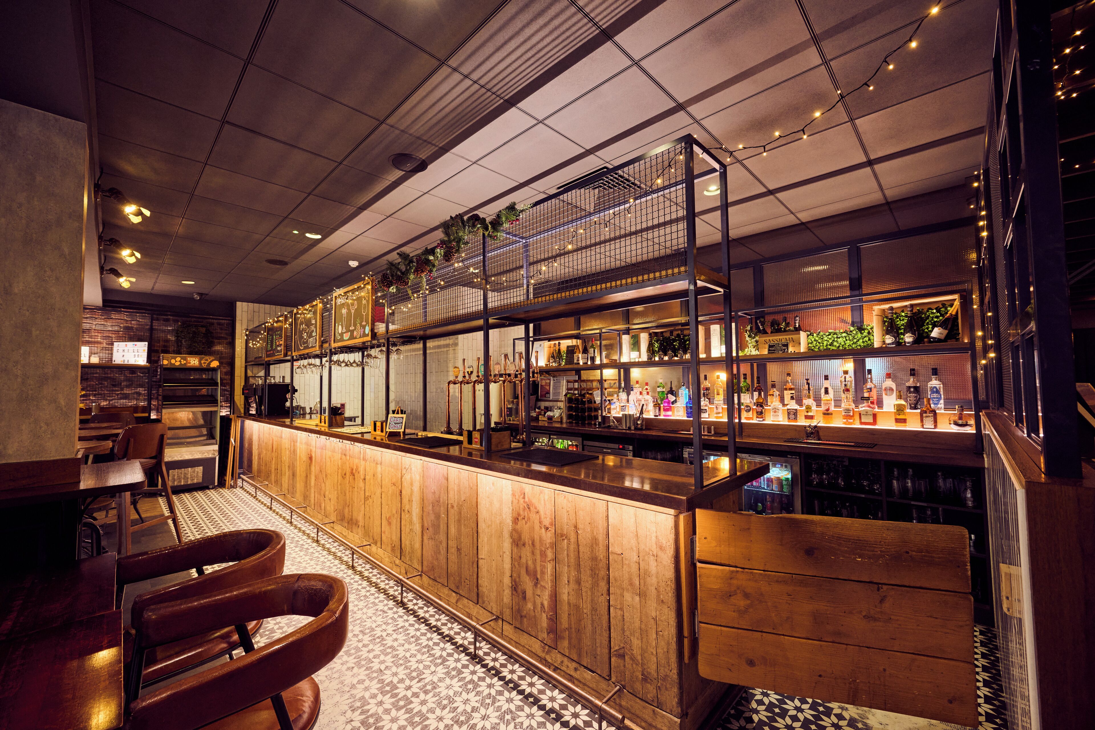 Serverer frokost, lunsj og middag