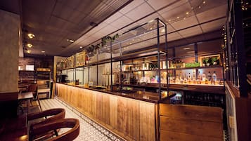 Serverer frokost, lunsj og middag