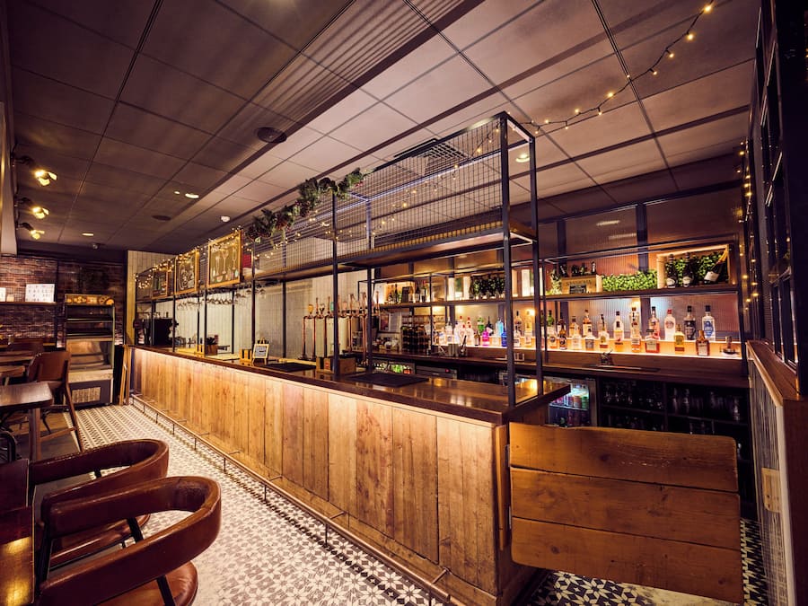 Serves breakfast, lunch and dinner