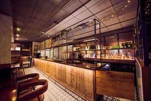 Serves breakfast, lunch, and dinner