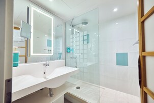 Ducha, artículos de tocador ecológicos, secador de pelo, toallas