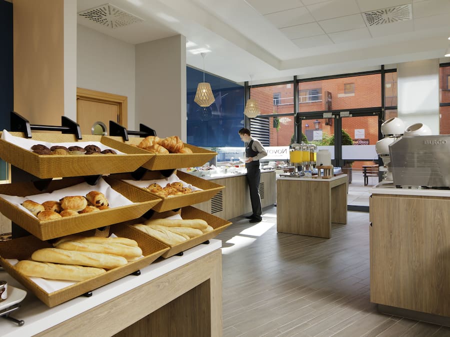 Desayuno buffet (GBP 12 por persona)