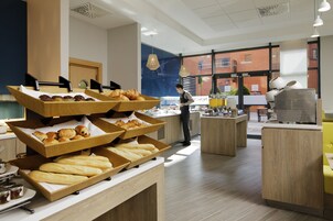 Se ofrece un desayuno bufé (12 GBP por persona)