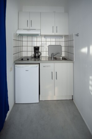 Kühlschrank, Mikrowelle, Herdplatte, Wasserkocher mit Kaffee-/Teezubehör