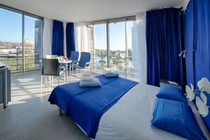 スーペリア スタジオ | 客室ごとに異なるインテリア、デスク、遮光カーテン、防音設備