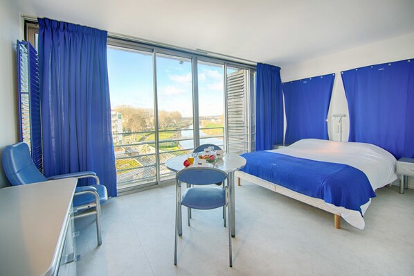 Individually furnished, desk, blackout curtains, soundproofing - Les Thermes (Dax)