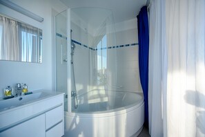 Combined shower/bathtub, deep-soaking bathtub, hair dryer, bathrobes - Les Thermes (Dax)