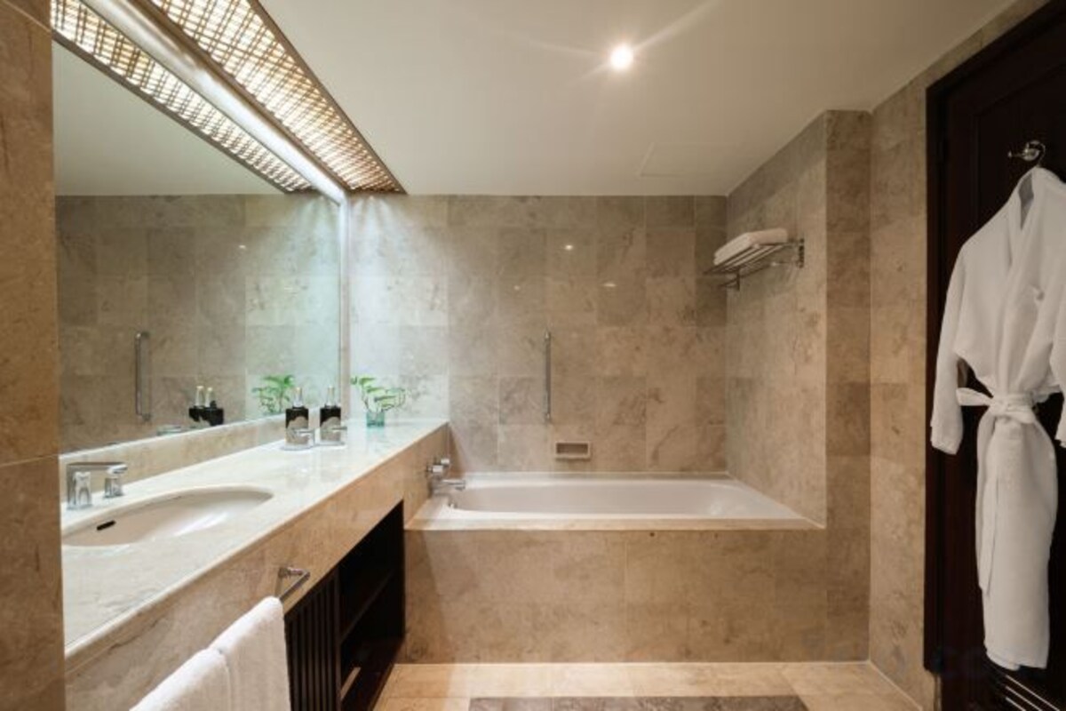 Amenidades de baño de diseñador, secadora de cabello, batas, pantuflas 